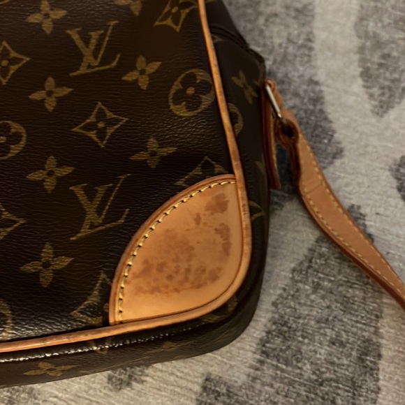 LOUIS VUITTON Authentic Louis Vuitton Monogram Canvas Trocadero 27 Bag - Picture 16 of 17